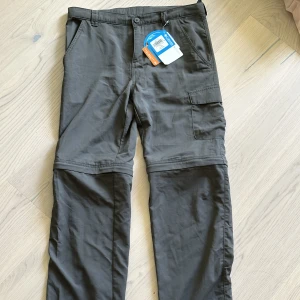 Columbia vandringsbyxor - Helt nya, med lapparna kvar på. Fritidsbyxor som har avtagbara ben så dom blir shorts. Youth storlek L