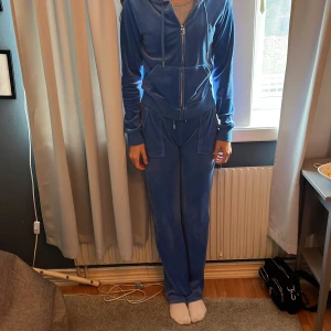 juicy couture  - säljer mitt blå juicy sett, kommer aldrig till användning. använt ca 3 gånger. 
