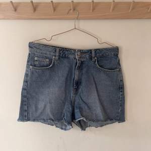 Blå jeans short från NA-KD. Shortsen är i strl 38 och är använda ett par gånger.   Skriv för fler bilder!😊
