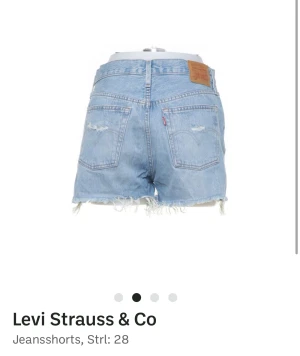 Levi’s shorts - Säljer mina Levi’s shorts som jag köpte på Sellpy för 250 kr då de är förstora för mig tyvärr. De är i jättefint skick och as snygga!🩷storlek 28 men skulle säga att de passar någon med 38-40 i EU storlek. Fler bilder finns vid intresse!