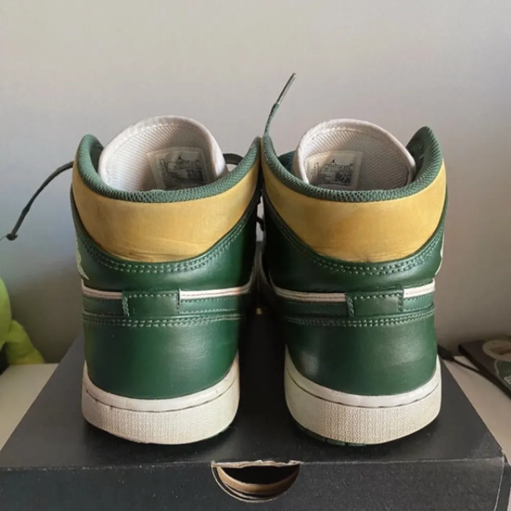 Knappt använda Jordan 1 Mid Sonics Dm för fler bilder. Skor.