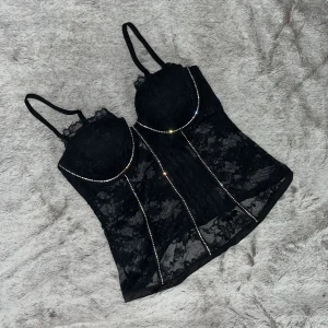 Glittrig korsett  - Jättefin korsett/bustier top från Intimissi🖤  Endast använd 1 gång  Nypris 600kr