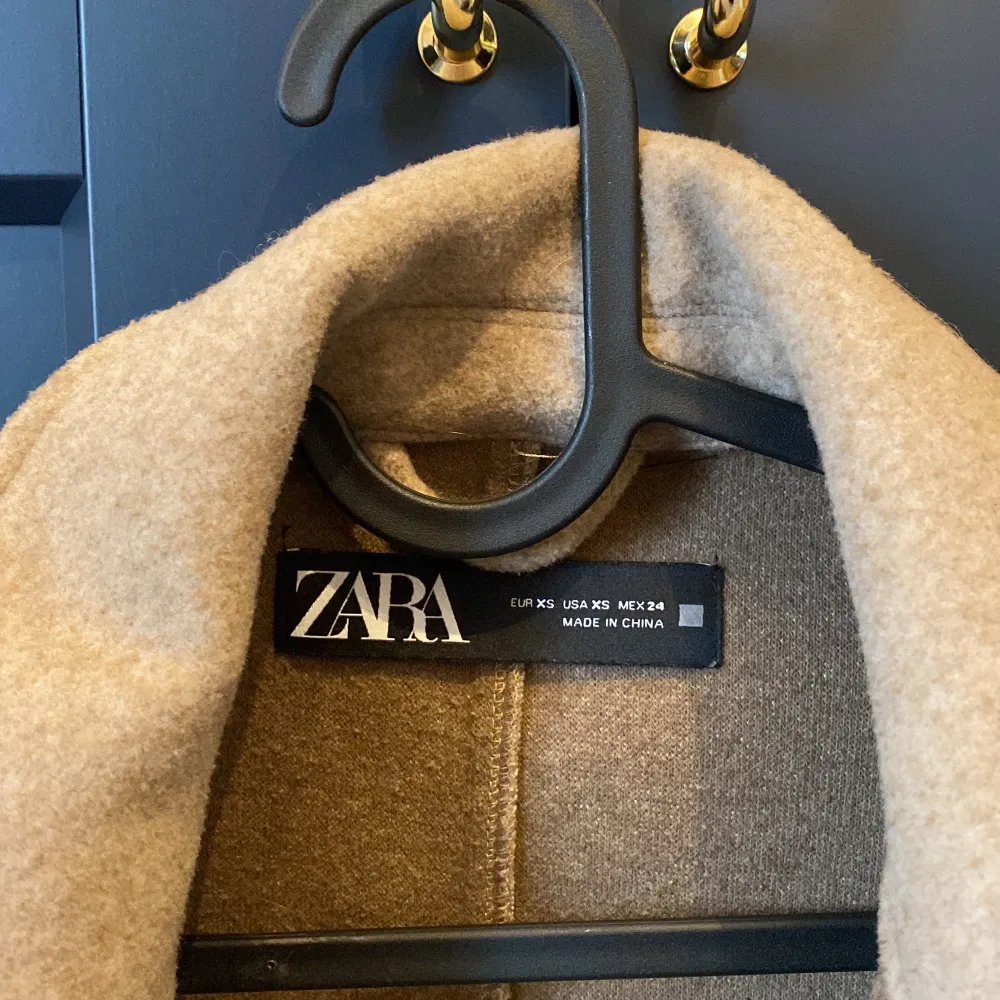 En Zara kappa i brun färg som är perfekt för hösten, super fin och inte alls för lång på mig som är 158cm lång 😍. Jackor.