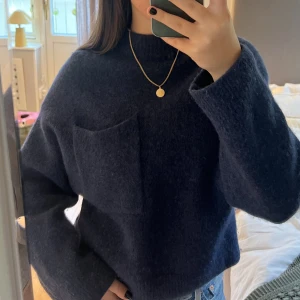 & other stories tröja - Superfin och skön tröja från & other stories i ullblandning. Perfekta blåa färgen och lite boccia modellen med en fick på bröstet. Är i storleken S och sparsamt använd.