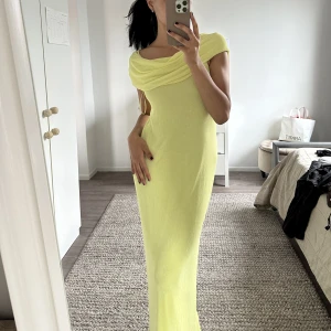 Säljer en dröm i form av en klänning💛 - Säljer denna superfina klänningen från Zara! Helt oanvänd! Har någon enstaka slitning som gått upp i leveransen💛 Annar super fin! Tunt material som andas o fromar sig fint efter kroppen🥰 ord pris 699kr
