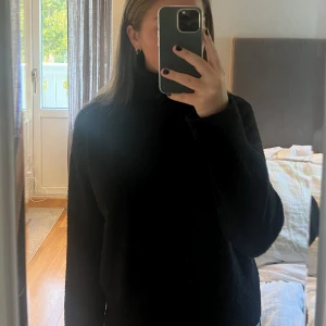 Polotröja - Svart polotröja i den perfekta passformen från h&m. Är i storleken XS men skulle nog säga att den är en S eller oversized XS, jag brukar bära s/36. Inga defekter förutom att den är lite nopprig.
