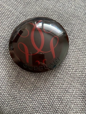 Guerlain Terracotta bronzer Clair Rose/Light Cool 00 - Säljer Guerlain bronzer. Det är den klassiska i färgen 00. Använt endast ett par gånger, blir en väldigt jämn finish, inte gul. Jag behöver dock en liquid bronzer, därav försäljning av denna. Nypris på Sephora 659kr, kan hittas för 500kr i andra butiker.