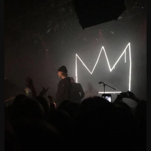 Hov1 merch sökes  - Skulle vilja ha någon sorts hov1 merch som inte är fejk så hör av er om ni har nån. Helst i storlek S men funkar med  större. Jag kan betala bra. upp till 700 eller mer. 
