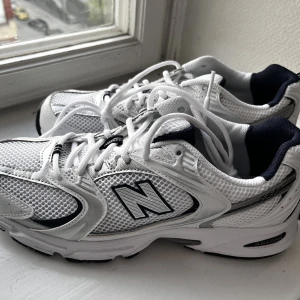 New Balance 530 (Oanvända!) - New Balance 530 White Silver Navy Storlek 42,5 men lite små i storleken Säljer då de inte passar Aldrig använde HELT NYA