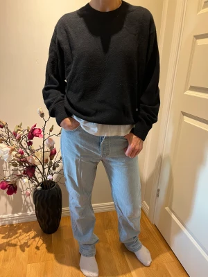 Svart stickad tröja från Uniqlo  - Så himla skön o fin stickad tröja från Uniqlo!! Passar till allt🥰 använd ca 4 gånger 