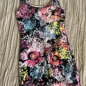 Klänning  - Mönstrad klänning som sitter väldigt fint på! I väldigt bra skick!