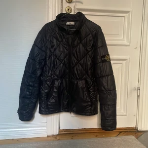 Stone island jacka - Hej jag säljer en stone Island jacka som är andvänd men inga hål eller märken på jackan den är i ett bra skick. Jackan är bra just nu till hösten som kommer och den är rörlig ny pris på jackan är 5000 tusen kr. Kontakta mig för mer information, äkta 
