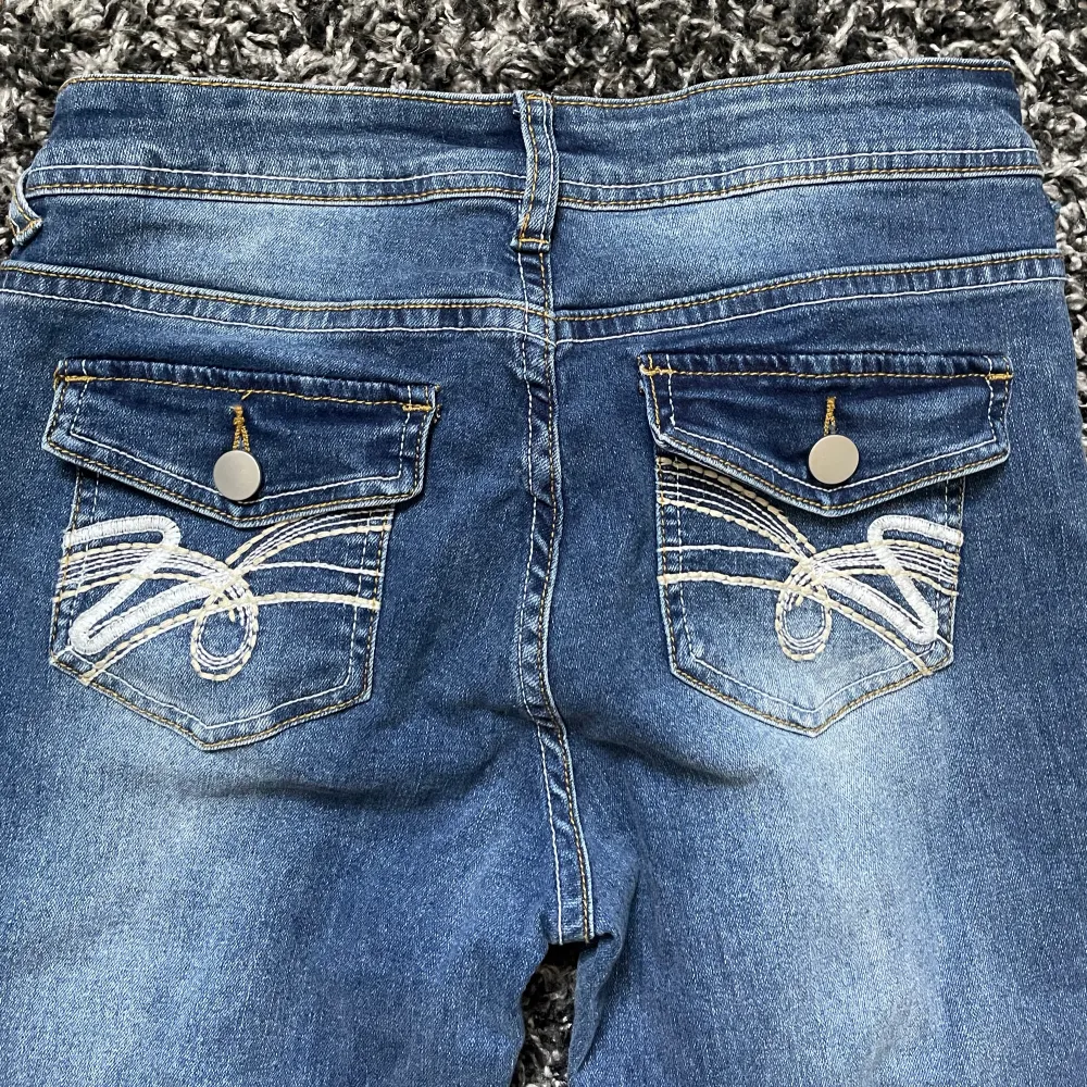 Hej! Säljer nu ett par supersnygga lågmidjade jeans! Från Shein. Dom har fina detaljer på bakfickorna! Strechigt tyg! Strl: 36/ S. Midjemått: 74 cm. Innerbenslängd: 74 cm. Hör av er för mer info💓💓. Jeans & Byxor.