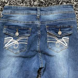 Hej! Säljer nu ett par supersnygga lågmidjade jeans! Från Shein. Dom har fina detaljer på bakfickorna! Strechigt tyg! Strl: 36/ S. Midjemått: 74 cm. Innerbenslängd: 74 cm. Hör av er för mer info💓💓