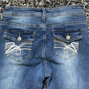 Lågmidjade jeans  - Hej! Säljer nu ett par supersnygga lågmidjade jeans! Från Shein. Dom har fina detaljer på bakfickorna! Strechigt tyg! Strl: 36/ S. Midjemått: 74 cm. Innerbenslängd: 74 cm. Hör av er för mer info💓💓