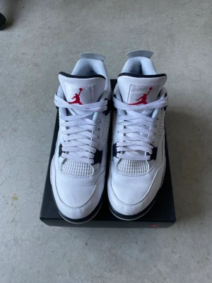 Jordan 4 White Cement  - Jordan 4 Cement White Visar Tecken på användning I Form Av Vissa repor, Box och Crease Skydd Ingår.