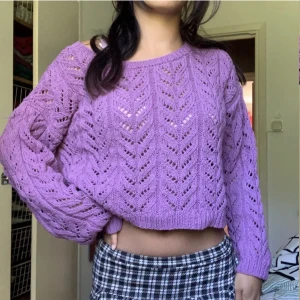 Stickad tröja - En lila stickad tröja som passar xs-s, står ej storlek på tröjan. 💓 anvönds ej