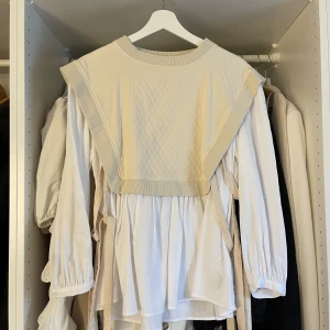 Blus från Zara - Jättesöt blus från Zara. Aldrig använd då det inte är min stil. 