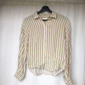 Gul- och vitrandig skjorta/blus från Levi’s. Tunt och skönt material, lite kortare framtill 🍋✨🐱💛