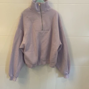 Lila tröja/kofta - En Lila tröja/kofta, säljs för att den inte används (hon som bär tröjan är 163-164 cm)👌🏼❤️