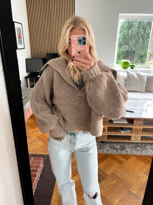 Zara tröja  - Mysigaste stickade tröjan från zara🤎 så go men kommer tyvärr inte till användning längre. Passar xs-m beroende på hur man vill att den ska sitta🥰