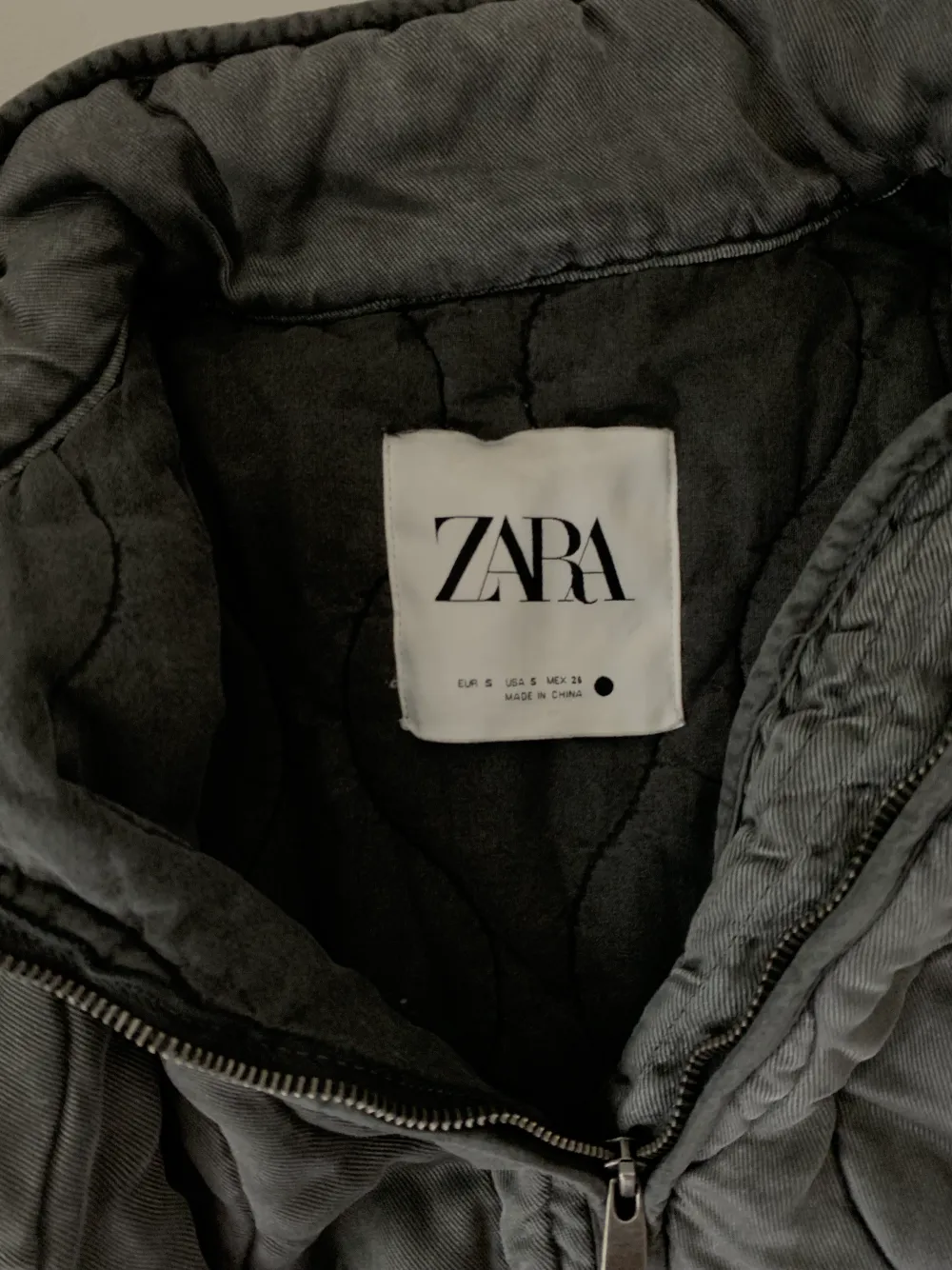 Säljer denna superfina gråa jacka från Zara. Strl S och true to size. Den är köpt på Zara i Berlin förra hösten för ca 700 kr. Använd 5 gånger och helt felfri. 400 kr + frakt.. Jackor.