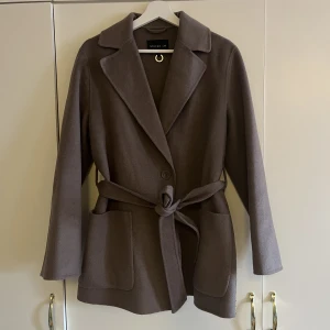 Stockh LM Ullkappa Lovisa - Säljer denna jättefina ullkappan från Stockh LM i storlek M. Jättefint skick, inga anmärkningar. Modellen heter Lovisa, färgen är gråbrun