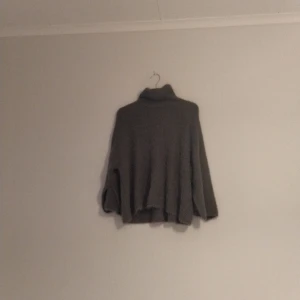 Stickad tröja med Turtle neck - Stickad tröja med Turtle neck och lite lösa vid armarna