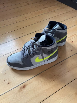 Tja! Säljer mina air jordan 1 mid gunsmoke volt - Skorna är endast använda ett fåtal gånger, köpta i schweiz. Bara att skriva om du undrar något 👍
