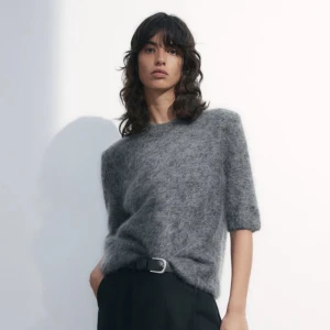 Slutsåld Mohair HM Premium tshirt strl XS - Säljer den här oanvända mohair tshirten från HM Premium strl XS, så otroligt fin och lyxig men alldeles för liten för mig