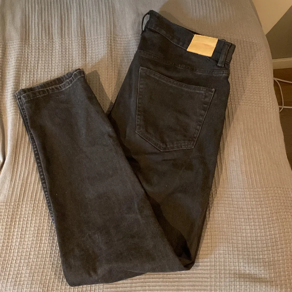 WEEKDAY Regular fit jeans, riktigt snygga och nästintill nya! Skick 8/10🙌🏼 Nypris runt 600kr💸 Mitt pris 349kr! Frågor? Hör av dig!😃 !Paket pris vid köp av fler kläder från min sida!🛍️. Jeans & Byxor.