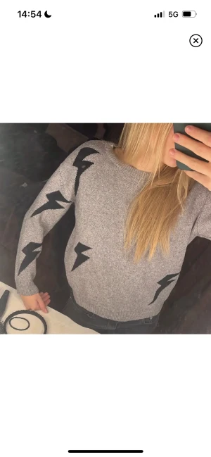 stickad tröja - super fin stickad grå tröja med blixtar!🖤finns ingen lapp i den men skulle säga att den passa xs/s🖤den är använd men inte nopprig alls!!!