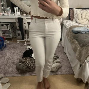 Ljusbeiga kostymbyxor - Ett par kostymbyxor, köpt från h&m. Det är en mjölkig/ljusbeige färg. I storlek 36. Använd några ggr, inte alls ofta. 
