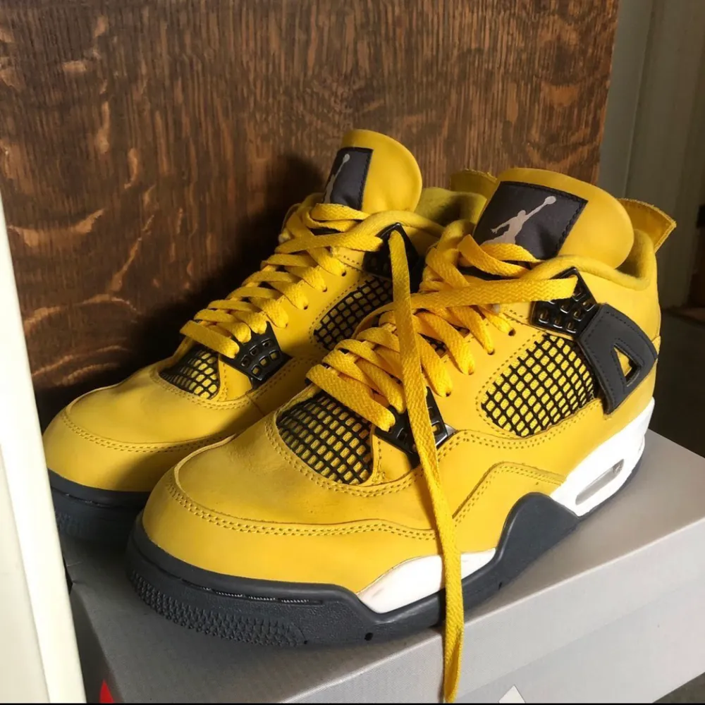 Air Jordan 4:or som är köpta för ett par år sedan men bara använda ett fåtal gånger. Storlek: 42,5 Utmärkt skick. Kengät.