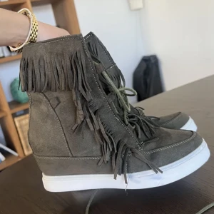 Skor - Jätte fina skor med fransar och klack❤️ köpta här på plick men använde aldrig dom då dom är förstora❤️ ser ut som nya🌸 kan skicka flera bilder🌸lånade bilder