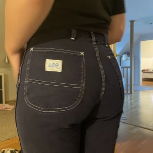 Lee byxor  - Säljer dessa snygga Lee byxor då de inte kommer till användning. Storlek är lite oklart, men skulle säga de passar 36/38, beroende på hur du vill att de ska sitta. Snygg detalj på fickan samt snygga vita sömmar. Använda men i gott skick. Jag är 168 cm.