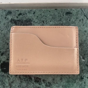 Korthållare från ATP atelier  - Jättefint skick! Ordinarie pris 600kr