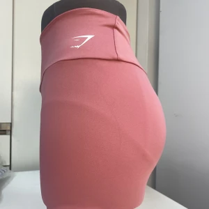 Gymshark Shorts - Helt nya, rosa gymshark shorts. Väldigt bekvämt material. Passar storlek XS-S.