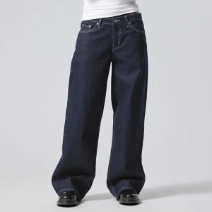 Ample jeans - Weekday Ample Jeans i färgen ”Blue rinse” i stolek 29/32