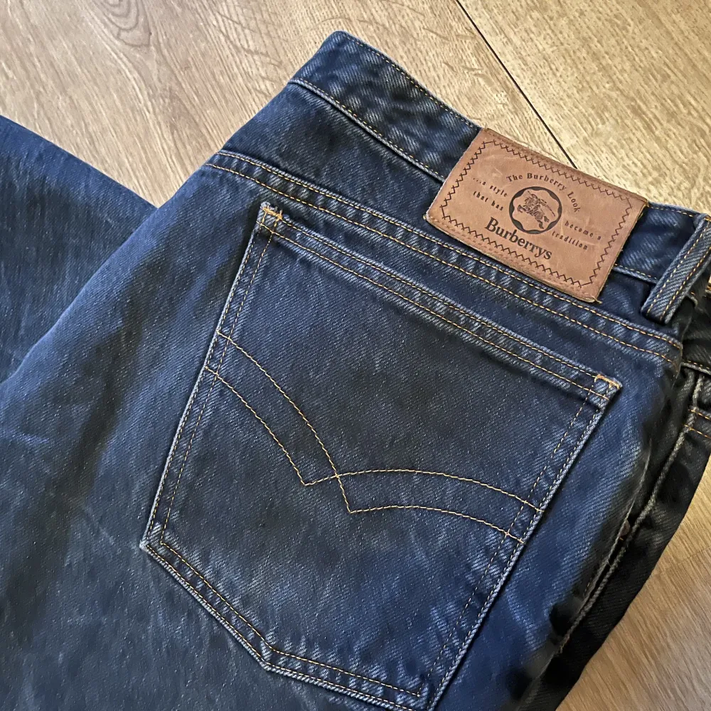 Tja! Säljer ett par sjukt feta burberry jeans i storlek 50 (W37/L38). Måttet är midja till fot 114cm, höft till höft 47cm. Skick 9,5/10. Nypris ca 8000. Hör av dig för fler bilder eller funderingar. Mvh Olle. Jeans & Byxor.