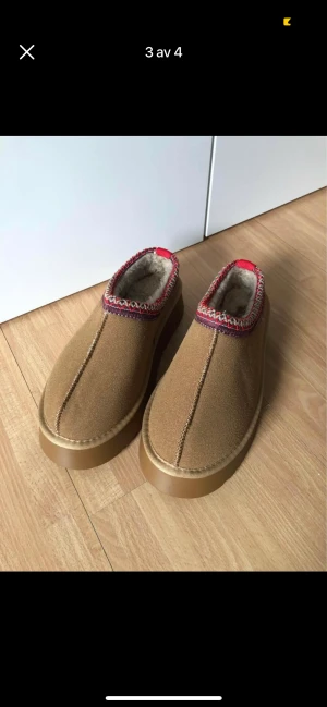 Platå uggs - Säljer dessa uggs tasman liknade tofflor. Använt bara en gång men de var förstora så säljer vidare.