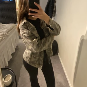jeansjacka - Oversize Jeansjacka med kamouflage mönster från zara🤎