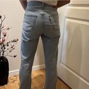 Så snygga Levis jeans som aldrig är använda!! Helt nya!! Passar till alla outfits💝 säljer två par olika storlekar 