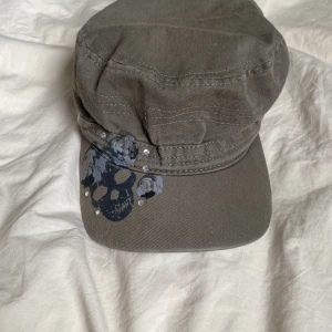 Keps med dödskalle  - Keps med dödskalle och nitar. Lite defekter (tredje bilden).