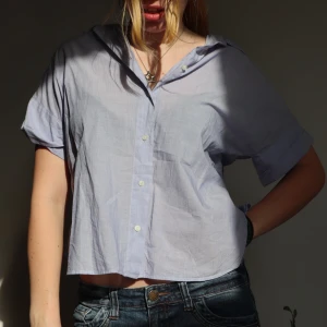 Kortärmad blå skjorta - Ljus blå kort ärmar skjorta, nästan lite cropped modell. Från uniqlo, perfekt skick! Säljer då jag ej använder längre ⛄️