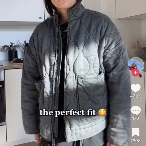 Jacka från Zara - Poupulära jackan från Zara. Använd 1 gång! Storlek S