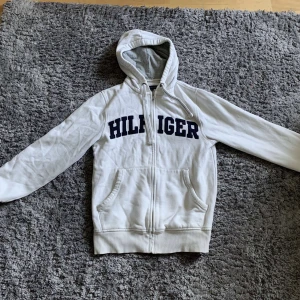 Tommy Hilfiger zip - Snygg basic, storlek S. Bra kvalite och skick.