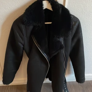 Stradivarius jacka - Säljer min stradivarius jacka eftersom den inte kommer till användning!! Mycket bra skick. Kom priv för fler bilder💕💕