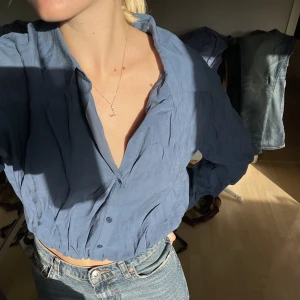 Blå skjorta - Väldigt clean skjorta som går till höften. Väldigt skrynklig på bilden då den legat i garderoben länge, men går självklart att stryka!🤜🤛💃🏼💃🏼💕💕💕