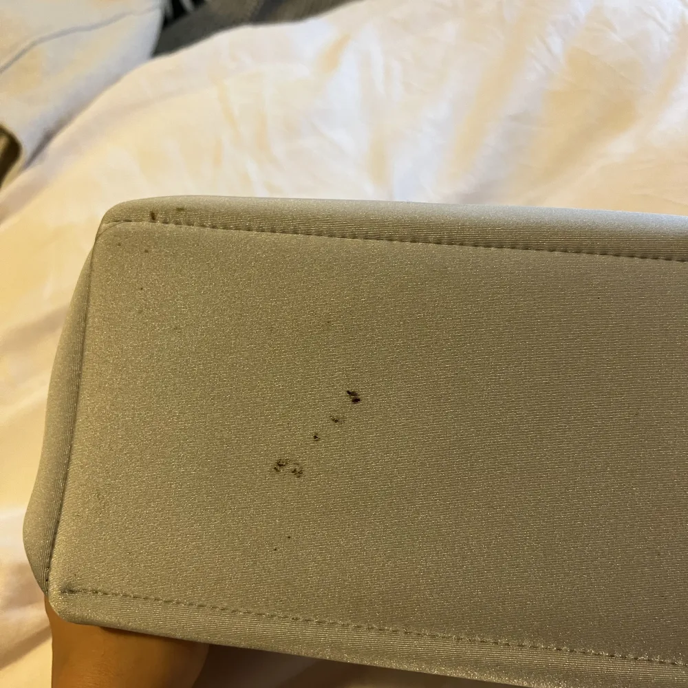 Grå handväska ifrån Save My Bag, made in Italy. OBS sänkt pris pga lite smuts på undersidan av väskan som inte syns när man bär väskan eller när den står.  Bredd:ca30cm Höjd:ca 23cm Djup:ca 14cm Skriv privat om du har några frågor!🩷 . Väskor.